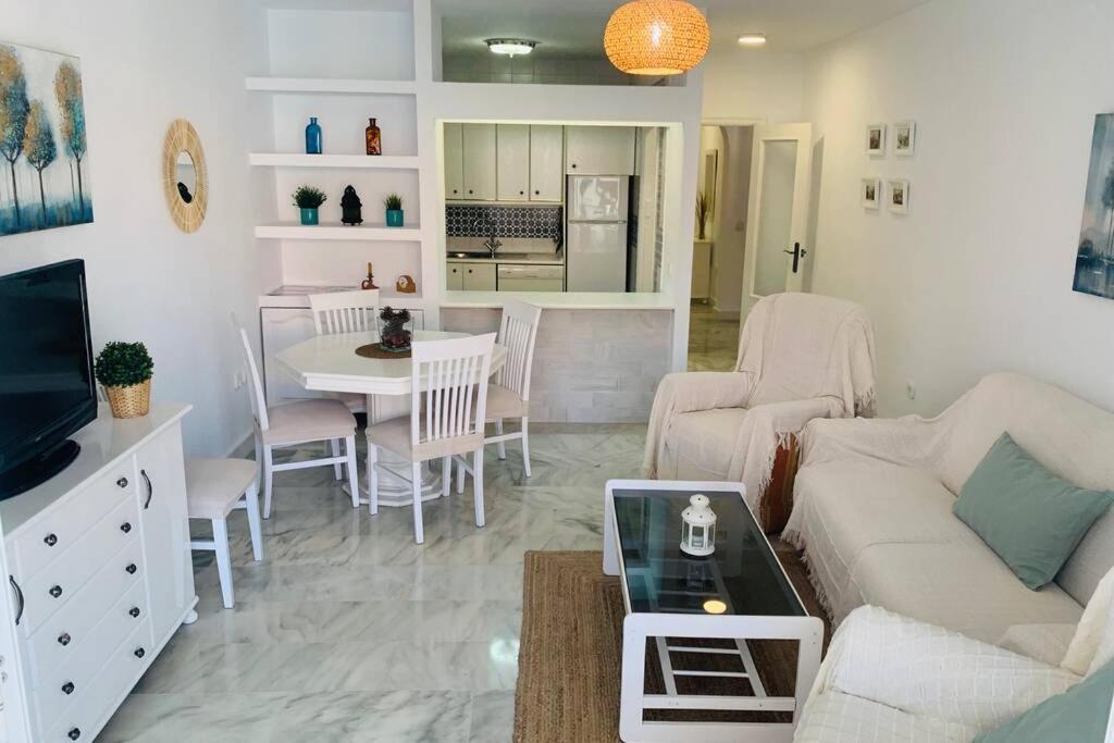 Amplio apartamento junto al mar Fuengirola Exterior foto